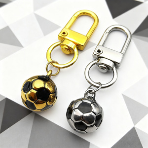 بالجملة مخصصة الإبداعية حلقة مفاتيح معدنية تصميم فريق كرة القدم شعار تذكارية كرة القدم المفاتيح للهدايا التجارية الترويجية - Product Image 3