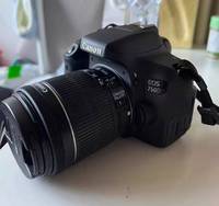 Kullanılmış EOS 750D DSLR fotoğraf makinesi, 8MP, 10x optik zoom, yüksek çözünürlüklü video, pil, şarj cihazı, hafıza kartı ve orijinal aksesuarlarıyla birlikte gelir.