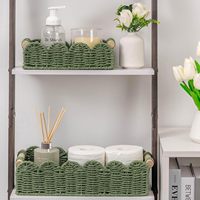 Panier de rangement en papier toilette vert à bord festonné pour étagère de toilette avec manche en bois