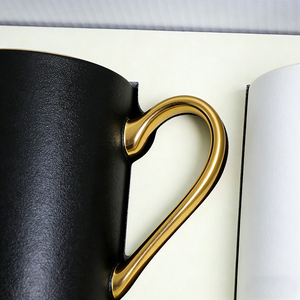 Taza de Café de Cerámica Negra y Blanca de Estilo Moderno Personalizada con Asa Dorada, Juego de Tazas de Porcelana - Product Image 2