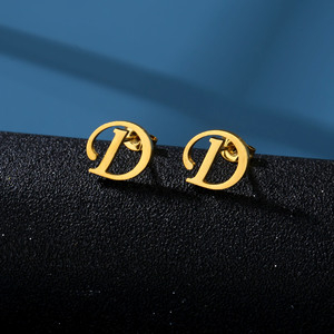 Pendientes de tuerca con letras del alfabeto de acero inoxidable chapados en oro a la moda impermeables <span class=keywords><strong>ARETA</strong></span> 26 iniciales pendientes de joyería para mujer - Product Image 5
