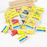 Un coffret de trombones et un mini agrafeuse