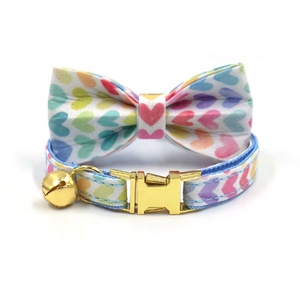 Collier à nœud papillon en forme de cœur coloré pour chat et chien, accessoire de luxe avec boucle en métal léger - Product Image 1
