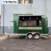 Remorque alimentaire Wetruth à vendre, entièrement équipée, pour la vente de pizzas, glaces, et autres produits alimentaires, idéale pour les services de traiteur en extérieur, les collations et les bonbons.
