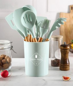 Juego de Utensilios de Cocina de Silicona de Estilo Nórdico de 12 Piezas con Mangos de Madera - Utensilios y Accesorios para el Hogar - Product Image 3