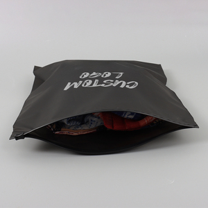 Sac d'emballage <span class=keywords><strong>en</strong></span> <span class=keywords><strong>plastique</strong></span> CPE recyclable noir mat/givré personnalisé <span class=keywords><strong>avec</strong></span> fermeture éclair pour T-shirt, maillot de bain, vêtement, <span class=keywords><strong>avec</strong></span> logo et taille personnalisée - Product Image 3