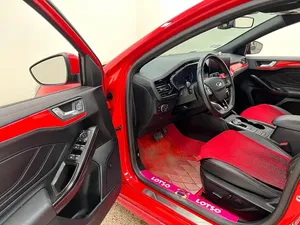 Vente en gros Ford Focus Berline 2021 2022 2023 EcoBoost Turbo 180 Automatique ST Line Voiture <span class=keywords><strong>d</strong></span>'<span class=keywords><strong>occasion</strong></span> avec toit ouvrant panoramique - Product Image 2