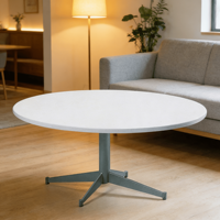 Table basse ronde moderne avec plateau en pierre blanche et base en métal gris, meubles de salon