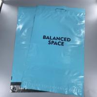 Sacs de shopping en plastique bleus personnalisés avec poignée découpée, sacs d'emballage imprimés pour la vente au détail