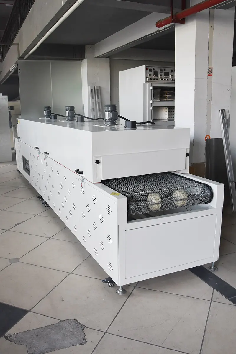 Hoge Precisie 200c Hetelucht Circulerende Verftransporteur Ir Drooguithardende Oven Krimpdoorgang Oven Tunneldroger Oven