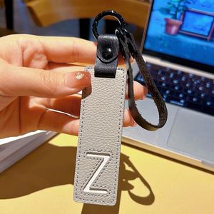 Porte-clés avec 26 lettres de l'alphabet anglais, accessoires de voiture en cuir modernes, petit pendentif simple personnalisable - Product Image 4