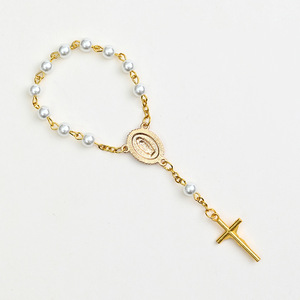Bracelet de prière catholique doré avec médaille automobile, crucifix et perles, style chapelet d'une décennie - Product Image 5