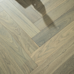 Parquet contrecollé en noyer brossé multicouche CE, finition UV, qualité AB, système clic, 15 mm, placage 0,6/1,2 mm, motif chevrons, style ferme - Product Image 2