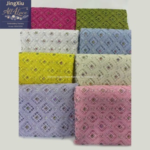 Tela Floral Geométrica Rosa <span class=keywords><strong>Fucsia</strong></span> con Pedrería, Bordado de Diamantes y Borde Festoneado para Trajes de Vestir Nigerianos Aso Ebi - Product Image 6