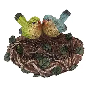 Bir yuva heykelcik hediye ve zanaat üzerinde el boyalı reçine kuşlar