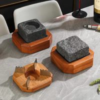 Assiette en pierre naturelle de haute qualité pour servir des steaks à la maison, au restaurant, avec base en bois, également utilisable comme bol à soupe.
