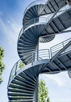 Escalier en spirale en acier galvanisé avec marches en bois, design en arc, escalier hélicoïdal avec marches en bois