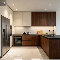 Ensemble d'armoires de cuisine compactes pour appartement, design moderne imitation bois, style minimaliste, sans poignées