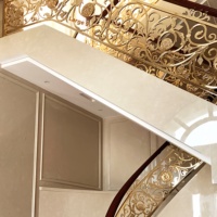 Rampe d'escalier de luxe moderne en alliage d'aluminium-magnésium doré, colonne au sol pour villa intérieure, installation sans mesure