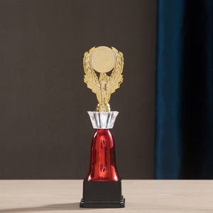 Tasse universelle de <span class=keywords><strong>trophée</strong></span> en plastique à base d'or pour les événements et les compétitions T23 Taille S - Product Image 3