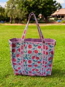 Bolso de hombro acolchado de algodón ecológico con estampado floral hecho a mano, diseñado para uso diario reutilizable y cómodo. - Product Image 3