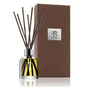 <span class=keywords><strong>Diffusore</strong></span> <span class=keywords><strong>di</strong></span> Fragranze per la Casa Personalizzato all'Ingrosso, Bottiglia Trasparente da 100ml <span class=keywords><strong>con</strong></span> <span class=keywords><strong>Bastoncini</strong></span> in Rattan e Scatola <span class=keywords><strong>di</strong></span> Copertura - Product Image 1
