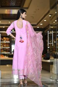 Ensemble Anarkali en rayonne rose uni brodé avec dupatta, design élégant, longueur genou, manches longues, style festif et tendance - Product Image 5