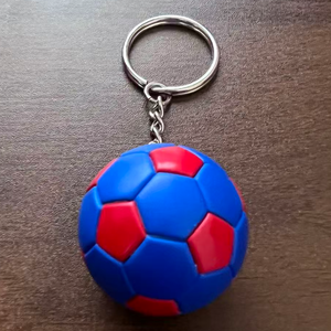 Llavero de fútbol de cuero al por mayor, ecológico, impreso en 3D, con mosquetón de goma suave y bola con impresión UV - Product Image 3