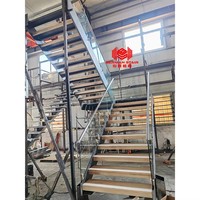 Escalier contemporain en acier à double plaque avec marches en bois et garde-corps métallique pour la maison