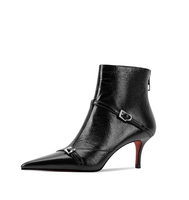Sepatu bot wanita dengan ujung runcing, hak tipis, penutup ritsleting, dan hiasan gesper
