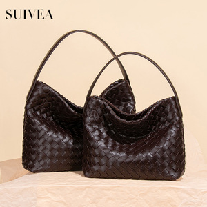 Medium-sized Handbag: Casual, Handwoven <b>Square</b> Bag with a Textured Finish—Elegant and Fashionable Shoulder Bag for Women - Product Image 5