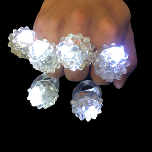 Novità bomboniera LED bianchi freddi anello in gelatina anello in gomma morbida trasparente LED bianco <span class=keywords><strong>anelli</strong></span> irregolari in gelatina lampeggiante <span class=keywords><strong>per</strong></span> <span class=keywords><strong>la</strong></span> notte <span class=keywords><strong>della</strong></span> <span class=keywords><strong>festa</strong></span> a casa - Product Image 1