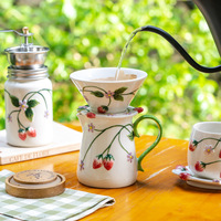 Set Kopi Lengkap Ramah Lingkungan Merek Harmony: Cangkir Keramik, Dripper, Server, Penggiling Kopi Manual, Motif Stroberi Lucu
