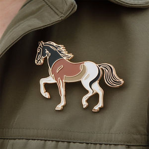 Épingle de revers de cheval Bronco en métal émaillé souple personnalisé de conception libre du fabricant décoration de vêtements - Product Image 5