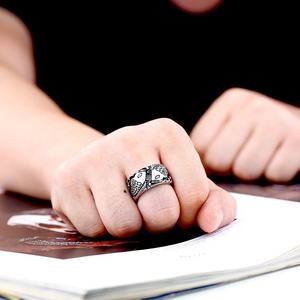 Anillo de Calavera Gótica de Acero Inoxidable 316L Impermeable para Hombre, Tono Plata Antigua, Estilo Atrevido Oscuro Rebelde, Joyería Punk para Motociclistas Yunnique - Product Image 3