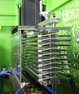 Machine de moulage par soufflage de bouteilles en plastique PET entièrement automatique au design compact 3000BPH pour l'eau et le jus de 1L à 3L - Product Image 6