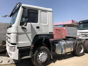 Camión Tractor Usado Sinotruk Euro2 Diésel 6X4 con Volante a la Izquierda, HOWO de 10 Ruedas, Capacidad de Carga de 21-30T, 371hp, Cámara Trasera de 360° - Product Image 3