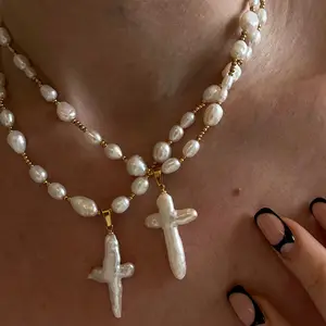 2024 Neuankömmling Modeschmuck Hot Selling Perlenkette Cross Shell Halskette Retro Art Barock Natural Pearl Cross Halskette