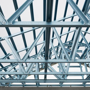 โครงเหล็กกัลวาไนซ์สำหรับงานวิศวกรรมโรงม้าสำเร็จรูปการออกแบบโครงสร้างอาคารคลังสินค้า - Product Image 2