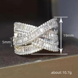 T0088 Anello di Lusso da Donna in Oro Bianco con Diamanti Taglio Baguette Colore D Naturale Gioielli da Matrimonio - Product Image 4