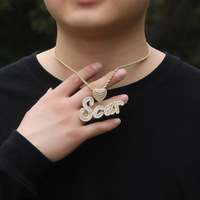 Pendentif personnalisé avec nom, fermoir cœur délicat en laiton, serti de diamants CZ taille baguette, initiales en lettres majuscules et minuscules, style cursive