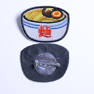 Parches pequeños bordados personalizados con broches de seguridad, broches bordados al por mayor para ropa y bolsos - Product Image 2