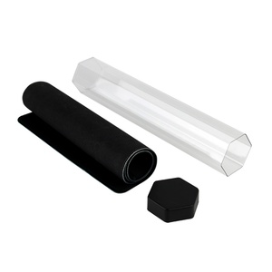 Venta al por mayor de fábrica: Tubo de almacenamiento hexagonal transparente de aleación de aluminio moderno y personalizado para playmats, fácil montaje, logotipo personalizado para gaming. - Product Image 5