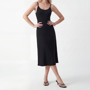 <span class=keywords><strong>Robe</strong></span> <span class=keywords><strong>noire</strong></span> chic sans manches taille haute coupe ajustée en maille côtelée style vintage pour <span class=keywords><strong>femme</strong></span>, collection Printemps/Été 2026, idéale pour le bureau - Product Image 3