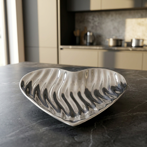 Plateau de fête en aluminium poli de luxe en forme de cœur - Léger et compatible micro-ondes - Product Image 3