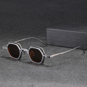 <span class=keywords><strong>Occhiali</strong></span> <span class=keywords><strong>da</strong></span> <span class=keywords><strong>Sole</strong></span> Polarizzati Vintage Rétro con Montatura Esagonale in Titanio, Clip a Sospensione e Stile Magnetico di Personalità - Product Image 1