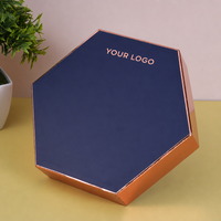 Boîte polygonale de logo estampé en or écologique personnalisé haut de gamme avec couvercle transparent laminage mat et finition UV