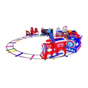 Eğlence parkı sikke işletilen küçük çocuk arabası parça mutlu tren Kiddy sürmek