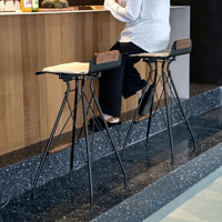 Tabouret de bar en acier robuste avec assise en bois de noyer, structure en métal noir pour îlot de cuisine, bar à domicile, usage commercial