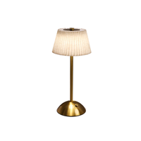Nouvelle lampe de table en métal rechargeable sans fil, à commande tactile et à intensité variable, avec abat-jour plissé, pour la maison ou le bar.